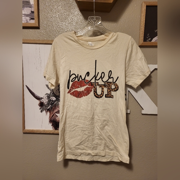 Canvas Pucker Up Graphic Tee - Picture 1 of 1
